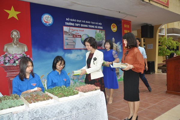 Đổi giấy vụn  lấy cây: Lan toả lối sống xanh